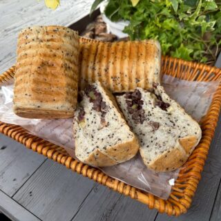 こんにちはパン工房ローカリズムです  連日たくさんのお客様にご来店いただき誠に有難う御座います。  お店に行ったけど商品がなくて〜っという方も多いかとおもわれます。  皆様には大変ご迷惑をおかけして申し訳ございません。  この数日間、ありがたい事に
皆様からたくさんのご予約をいただいておりまして、生産が追い付かない状態であります。  　
そこで皆様にお願いがあります。  ベイクモールは前日までのご予約受付になっておりますが、さらにお電話、店頭でのご予約に関しても前日までにお願いいたします。  ただ明日24日のご予約もかなり多くいただいておりますので、商品によっては上限にたしてしまっているのもございますのて、お断りさせていただくものもございますので、予めご了承くださいませ！