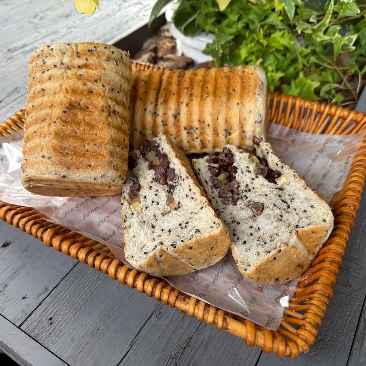 こんにちはパン工房ローカリズムです  連日たくさんのお客様にご来店いただき誠に有難う御座います。  お店に行ったけど商品がなくて〜っという方も多いかとおもわれます。  皆様には大変ご迷惑をおかけして申し訳ございません。  この数日間、ありがたい事に
皆様からたくさんのご予約をいただいておりまして、生産が追い付かない状態であります。  　
そこで皆様にお願いがあります。  ベイクモールは前日までのご予約受付になっておりますが、さらにお電話、店頭でのご予約に関しても前日までにお願いいたします。  ただ明日24日のご予約もかなり多くいただいておりますので、商品によっては上限にたしてしまっているのもございますのて、お断りさせていただくものもございますので、予めご了承くださいませ！