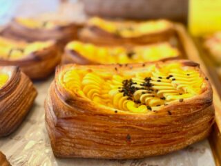 こんにちはパン工房ローカリズム田本です  いつもたくさんの方々からありがたいお言葉いただきありがとうござます。
かなりのご予約もいただきとてもありがたく、最後の力を振り絞って皆さんに喜んでいただきたく頑張っております  心よりありがとうござます😊  ただ
11月よりさらに人手不足が加速して、
さらに今いるスタッフの負担が増してしまっている現状の為
毎週月曜日を臨時休業とさせていただきます  ですので日曜日、月曜日が連休とさせていただきます。
2回ほど祝日㊗️もございますが、こちらもお休みさせていただきます。  最後まで皆様に美味しいパン🍞をお作りしたい、喜んでいただきたいので、連休とさせていただきます。  何卒よろしくお願いいたします🙇‍♂️