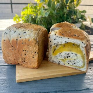 いつも有難うございます。  ローカリズム田本です。  残すところあと1ヶ月を切り私どもの予想を超えるご予約を、たくさんいただいております。  製造個数よりご予約の数の方が上回っており、取り置きできない時もあり申し訳ございません。  ただ手作りのためどうしてもご期待に添えないところも出てきております。大変心苦しく申し訳ございませんが、何卒ご理解の程よろしくお願いいたします。  それに伴い
ご予約のほうですが、人気の商品や人気の日にちはいっぱいになっているところもあります。  今週末で一旦
店頭とお電話の受付は終了させていただきます。  大変申し訳ございませんが、電話がかなりつながりにくくなっております。ご迷惑おかけしてすみませんがこちらもご理解の程よろしくお願いいたします。  ベイクモールのほうではまだご予約可能なお日にち、商品などありますので、そちらをご利用ください。  ポイントカードの還元については、お早めにご利用ください。
ベイクモールでご注文いただいたかたも、
その際ご利用相当分こちらで対応させていただきます。  色々ご不便をおかけしてすみませんがよろしくお願いいたします🙇‍♂️