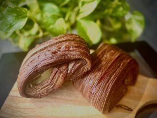 こんにちはローカリズム田本です  いつもパン工房ローカリズムをご愛顧いただき、誠にありがとうございます。
⁡
11月10日月曜日は不定休日とさせていただきます。😊
⁡
閉店のお知らせ以降、たくさんのあたたかいお言葉やメッセージを頂戴し、スタッフ一同、心より感謝申し上げます。
⁡
ありがたいことに、予想を超える多くのご予約をいただいておりますが、製造できる数に限りがあり、ご希望に添えない場合が増えてまいりました。
⁡
中には、ご予約をいただいてもお渡しが難しくなってしまう商品もあり、ご不便をおかけしてしまっております。
⁡
誠に申し訳ございません。💦
⁡
今回の閉店にあたりスタッフにお話をした際、皆がオーナーの気持ちを理解し、お客様と同じように「ローカリズムのパンがなくなってしまうのは寂しい」と涙を流してくれました。  また、一度退職した元スタッフが「少しでも力になりたい」と勤務前に手伝いに来てくれることもあり、オーナーとしてその姿に胸が熱くなります。
⁡
それぞれがそれぞれの想いを胸に、最後までお客様に喜んでいただけるよう、全力でパンを作り、対応しております。
⁡
どうか、身勝手な主張ではありますが、最後まで温かく見守っていただけますと幸いです。
感謝の気持ちを込めて、11月29日の最終日までスタッフ一同、精一杯パンを焼き作り、対応続けます。
⁡
どうかよろしくお願いいたします
⁡
⁡
パン工房ローカリズム🍞  #ローカリズム  #パン工房ローカリズム  #ありがとう  #飯田のパン屋さん  #長野県のパン屋さん  #感謝  #パン屋さん好きな人と繋がりたい  #閉店