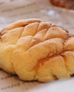 いつもパン工房ローカリズムをご愛顧いただき、誠にありがとうございます。
⁡
11月17日月曜日は不定休日とさせていただきます。😊
⁡
⁡
私たちがパン屋を始めようと思ったきっかけは、
ある日、何気なく買った 1 つのメロンパン🍈でした。
外側はカリッと香ばしく、中はふんわり柔らか。
そのひと口を食べた瞬間、胸の奥でビビッと衝撃が走り、
「パンってこんなにも人を幸せにするんだ」
と心が奪われました。  それから休日にはいろんなパン屋🥐🥖さんを食べ歩き、
パンを食べるたびに心がふっと満たされる、その幸福感に魅了され、  “自分もこんなパン🍞🥐を作って、誰かの心を温かくしたい”❤️
という想いがローカリズムの始まりでした。  そしてオープンしてからの20年
お客様の「😊美味しいよ」のひと言や、笑顔に何度も支えられてきました。  そんな中、閉店のお知らせ後に、
ある小学生の女の子から一通のお手紙をいただきました。
「小さなころからローカリズムのパンが大好きです。
将来の夢はパン屋さんになることです。」
と綴られていました。  その手紙を読んだ瞬間、
自分たちが“パン🥖🍞をつくりたい”と思ったあの日の気持ちが
ふっとよみがえり、胸が熱くなりました。  私たちのパンが、  誰かの未来につながっている——  そう思うと、これまで続けてきた時間のすべてが宝物に感じられました。  この度、ローカリズムは閉店することになりましたが、
みなさまの温かい応援やいただいた言葉、そしてあのお手紙は、
これからもずっと私たちの心のなかで生き続けます。
ローカリズムのパンを愛してくださり、
本当に、本当にありがとうございました。
皆さまの日々に、これからもたくさんの幸せな“ひと口”がありますように。  29日の閉店まで今まで以上の気持ちを込めて全力で頑張ります  最後まで読んで頂きありがとうございました。  　　　　　　　　　ローカリズム　田本  ⁡#ローカリズム  #パン工房ローカリズム  #飯田ぐるめ  #飯田のパン屋さん  #長野県のパン屋さん  #メロンパン  #感謝