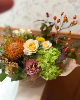 パン工房ローカリズムは、昨日をもちまして無事に閉店いたしました🍞🌿  最終日までお越しくださった皆さま、
そしてこれまで支えてくださったすべてのお客様に、心より感謝申し上げます。  閉店のお知らせ以降、本当にたくさんのお手紙やプレゼント、あたたかいお言葉をいただきました。  「ローカリズムのパンが好きでした」「なくなるのが寂しいです」  そんな声に触れるたび、胸がぎゅっとなり、何度も涙があふれました🥹💛  特に今回は、子どもさんたちからのメッセージもたくさん届きました。  「ローカリズムのパンが大好き❤️」「将来パン屋さんになる！」  そんなまっすぐな言葉に、
私たちの想いが次の世代につながっていくような、
まるでバトンを渡せたような気持ちになり、
本当に感動しました🌈✨  小さなお店でしたが、
誰かの心に残る味を届けられていたのだと思うと、
それだけで胸がいっぱいです。  そして最後に少しだけ…  閉店の日、お店を閉めた後
スタッフのみんなから手づくりの色紙をプレゼントしてもらいました🎁  仲間一人ひとりの言葉がぎゅっと詰まっていて、
これまでの時間が一気によみがえり、
気づけば涙が止まりませんでした。  ローカリズムを一緒に支えてくれた仲間にも、心から感謝でいっぱいです。  お店は幕を閉じましたが、
皆さまの笑顔や思い出、そしていただいた言葉のひとつひとつは、
これからもずっと私たちの心の中で生き続けます🍞  ローカリズムを愛してくださった皆さまへ。
本当に、本当にありがとうございました。  心より感謝申し上げます。
　　　　　　　　　　　ローカリズム　田本  #ローカリズム  #パン工房ローカリズム  #閉店  #飯田のパン屋  #長野県のパン屋  #感謝  #長野県飯田市