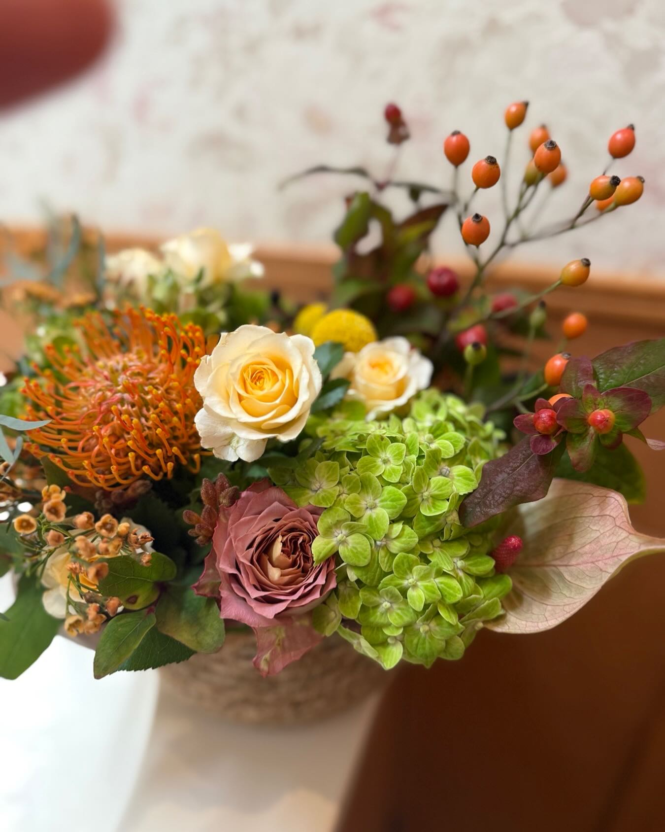 パン工房ローカリズムは、昨日をもちまして無事に閉店いたしました🍞🌿  最終日までお越しくださった皆さま、
そしてこれまで支えてくださったすべてのお客様に、心より感謝申し上げます。  閉店のお知らせ以降、本当にたくさんのお手紙やプレゼント、あたたかいお言葉をいただきました。  「ローカリズムのパンが好きでした」「なくなるのが寂しいです」  そんな声に触れるたび、胸がぎゅっとなり、何度も涙があふれました🥹💛  特に今回は、子どもさんたちからのメッセージもたくさん届きました。  「ローカリズムのパンが大好き❤️」「将来パン屋さんになる！」  そんなまっすぐな言葉に、
私たちの想いが次の世代につながっていくような、
まるでバトンを渡せたような気持ちになり、
本当に感動しました🌈✨  小さなお店でしたが、
誰かの心に残る味を届けられていたのだと思うと、
それだけで胸がいっぱいです。  そして最後に少しだけ…  閉店の日、お店を閉めた後
スタッフのみんなから手づくりの色紙をプレゼントしてもらいました🎁  仲間一人ひとりの言葉がぎゅっと詰まっていて、
これまでの時間が一気によみがえり、
気づけば涙が止まりませんでした。  ローカリズムを一緒に支えてくれた仲間にも、心から感謝でいっぱいです。  お店は幕を閉じましたが、
皆さまの笑顔や思い出、そしていただいた言葉のひとつひとつは、
これからもずっと私たちの心の中で生き続けます🍞  ローカリズムを愛してくださった皆さまへ。
本当に、本当にありがとうございました。  心より感謝申し上げます。
　　　　　　　　　　　ローカリズム　田本  #ローカリズム  #パン工房ローカリズム  #閉店  #飯田のパン屋  #長野県のパン屋  #感謝  #長野県飯田市